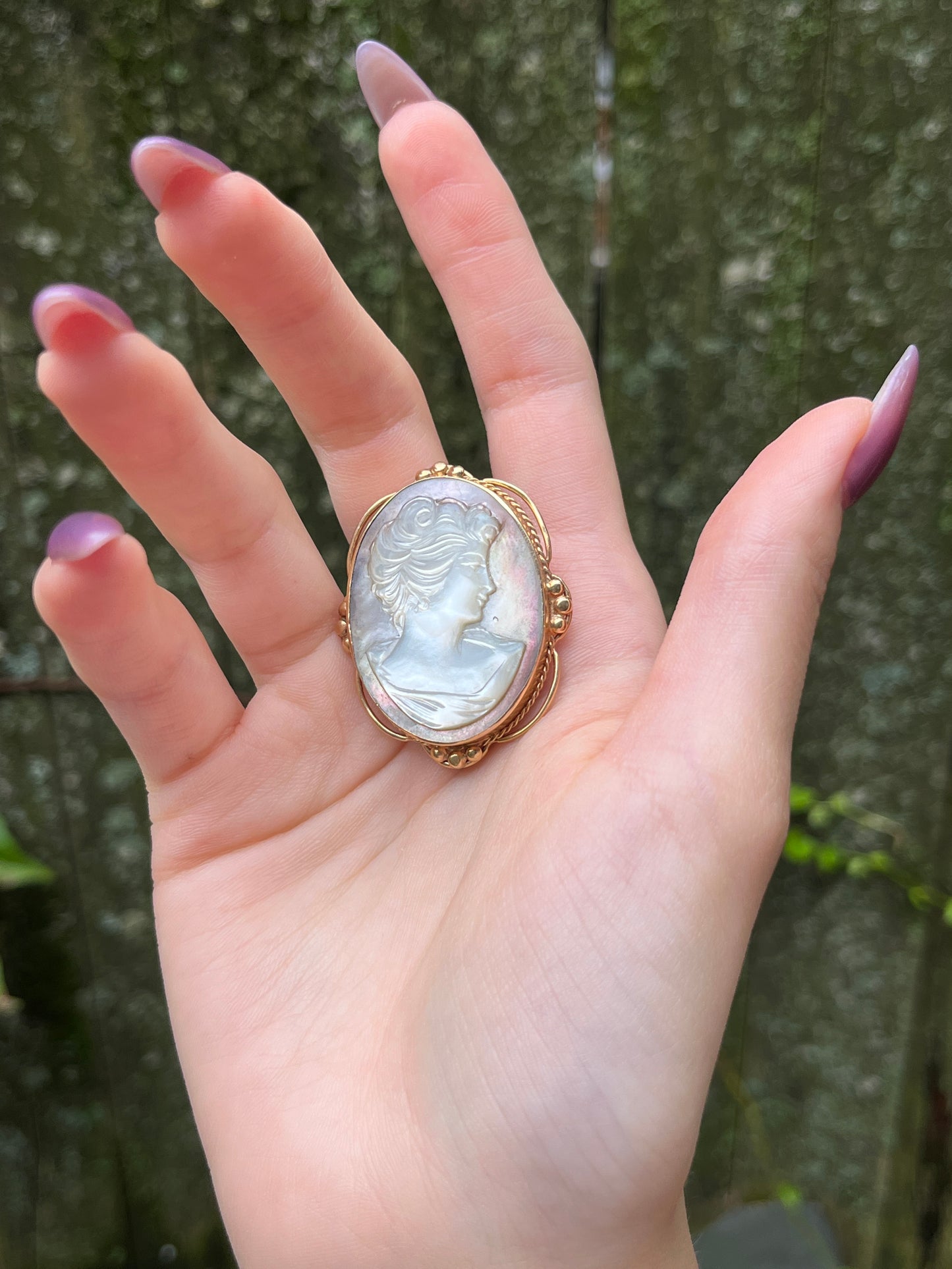 Vintage 14K & Carved Mother Of Pearl Cameo Brooch/Pendant