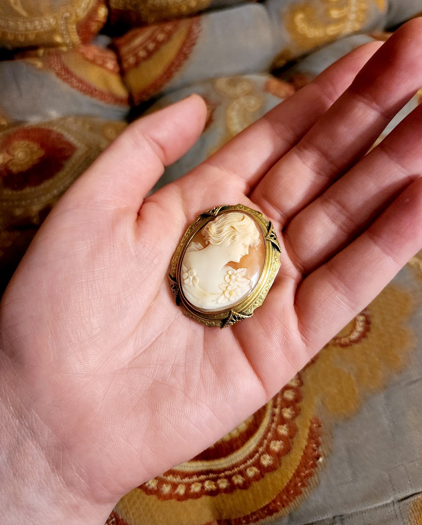 Vintage 14K Carved Shell Cameo Brooch